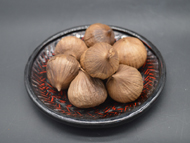 黑蒜廠(chǎng)家介紹黑蒜，老人們都愛(ài)吃，養(yǎng)生效果到底如何？